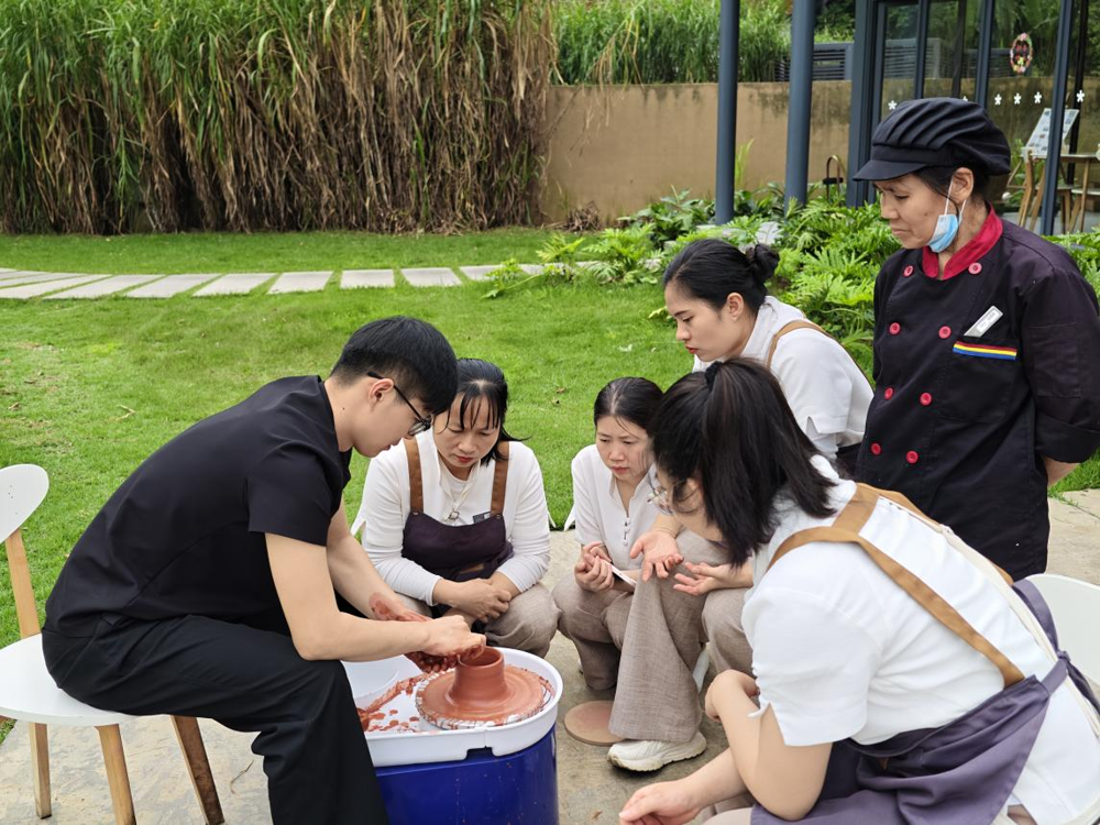 图1&nbsp;王晨晓老师示范拉胚技法