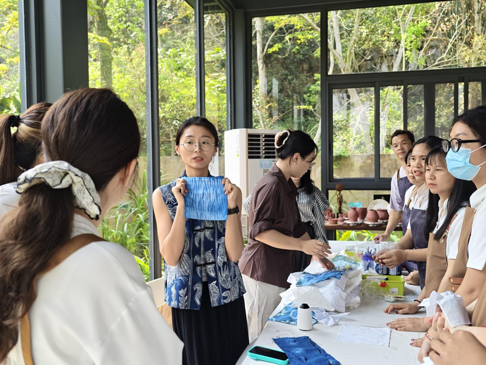 图5 黄艳老师讲授扎染技巧