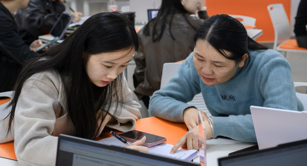 教学管理制度教师分组讨论现场