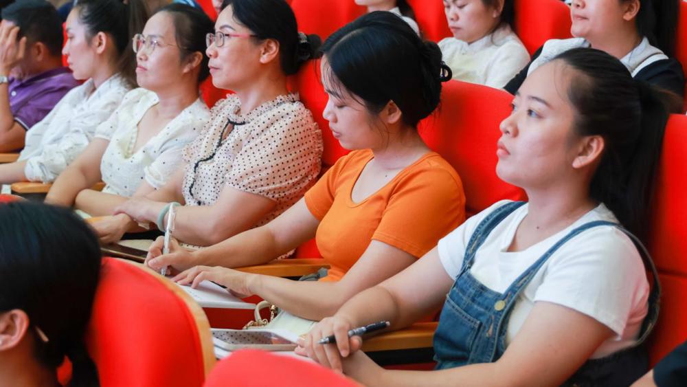 参会教师认真聆听 (1)