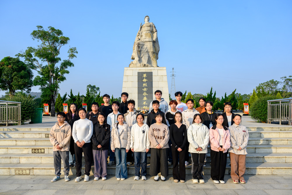广西城市职业大学慰问代表团正在龙州县烈士陵园纪念碑前合影