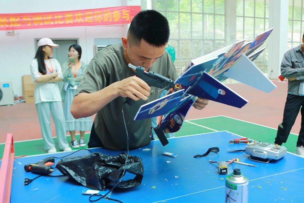 选手正在积极创作作品