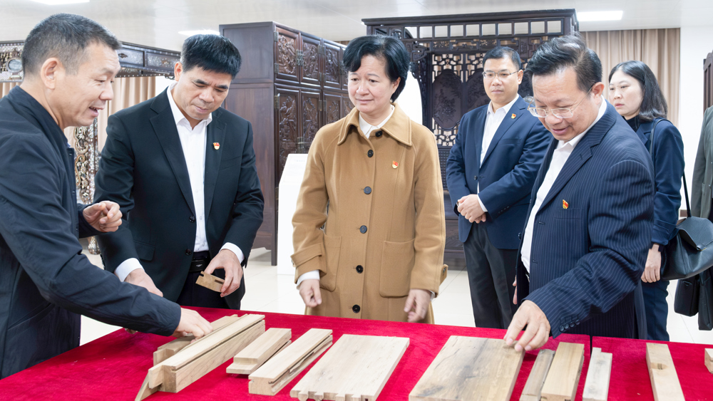 广西民族师范学院、广西农业职业技术大学与广西城市职业大学党建和思想政治工作结对共建-参观红木文化馆