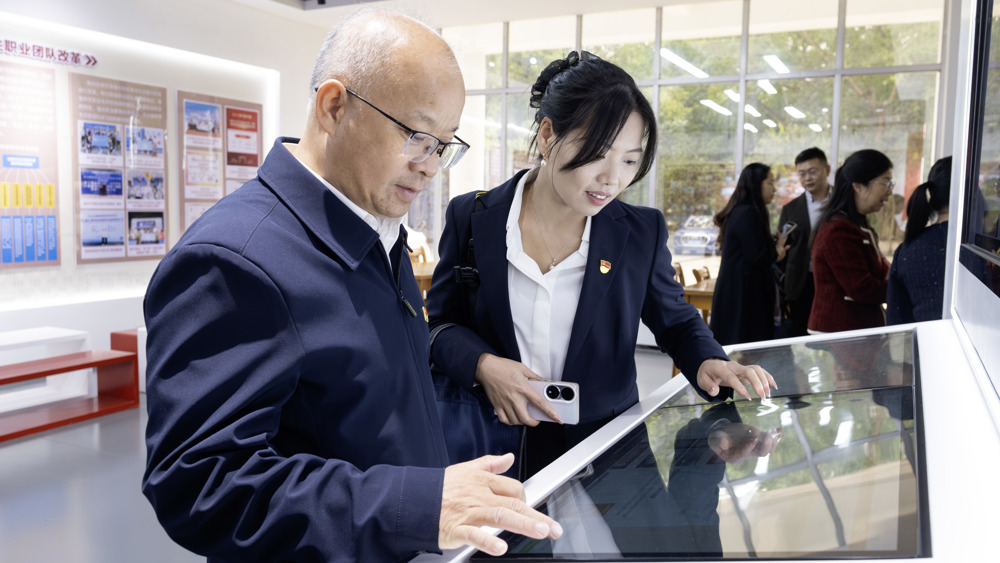 广西民族师范学院、广西农业职业技术大学与广西城市职业大学党建和思想政治工作结对共建-领导参观党史教育馆)
