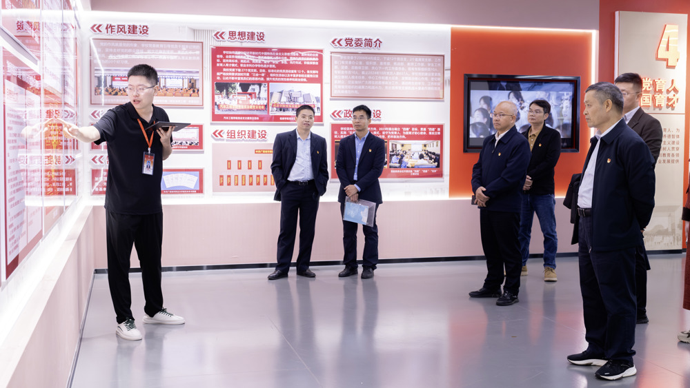广西民族师范学院、广西农业职业技术大学与广西城市职业大学党建和思想政治工作结对共建后-领导参观党史教育馆