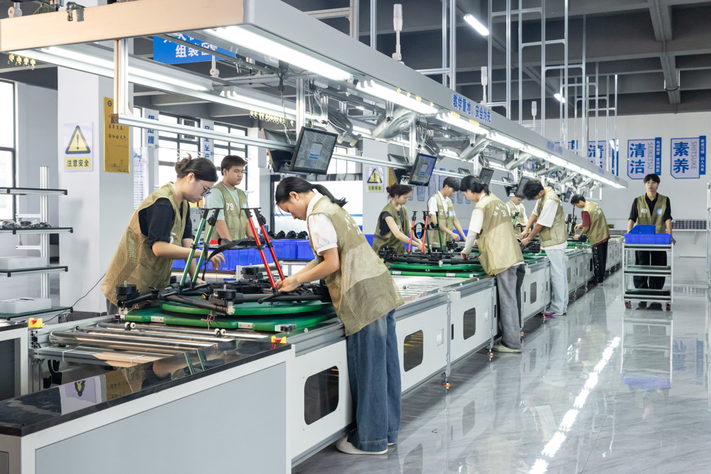 学生在研究无人机组装