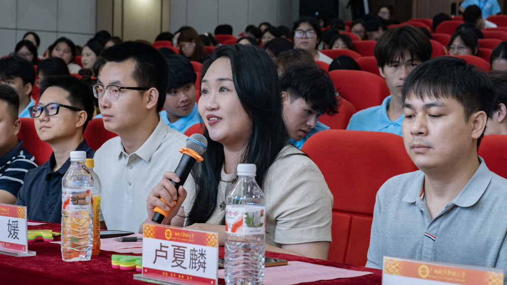 十佳歌手大赛决赛彭媛老师点评（张晨阳摄） (20)(1)