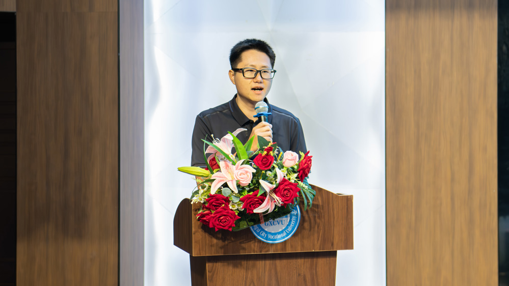 教育学院副院长黄渝钧老师上台致辞（吕诗琴摄）(1)