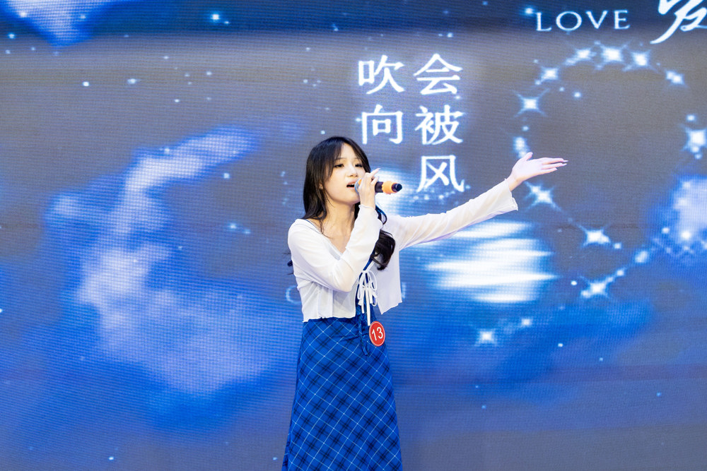 校园十佳歌手大赛决赛 周怡璇选手(杨雨轩摄）  (1)