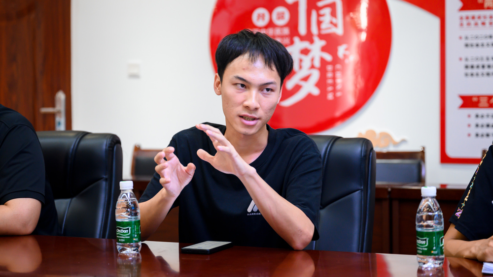 同学在发表讲话 (5)