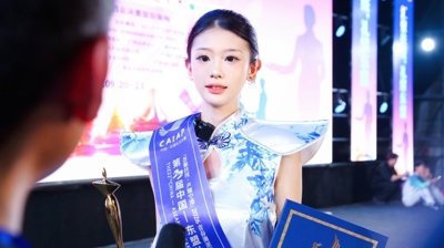 学子叶清荷、覃嘉嘉在第 22 届中国 — 东盟礼仪大赛广西总决赛中包揽女子组冠、亚军