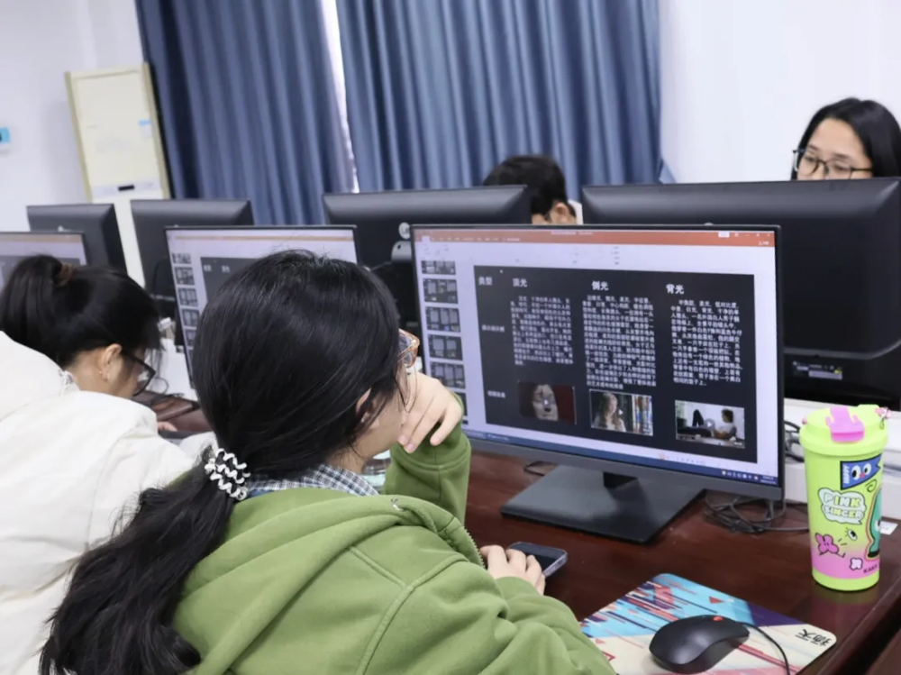 学生正在学习短视频运营策略