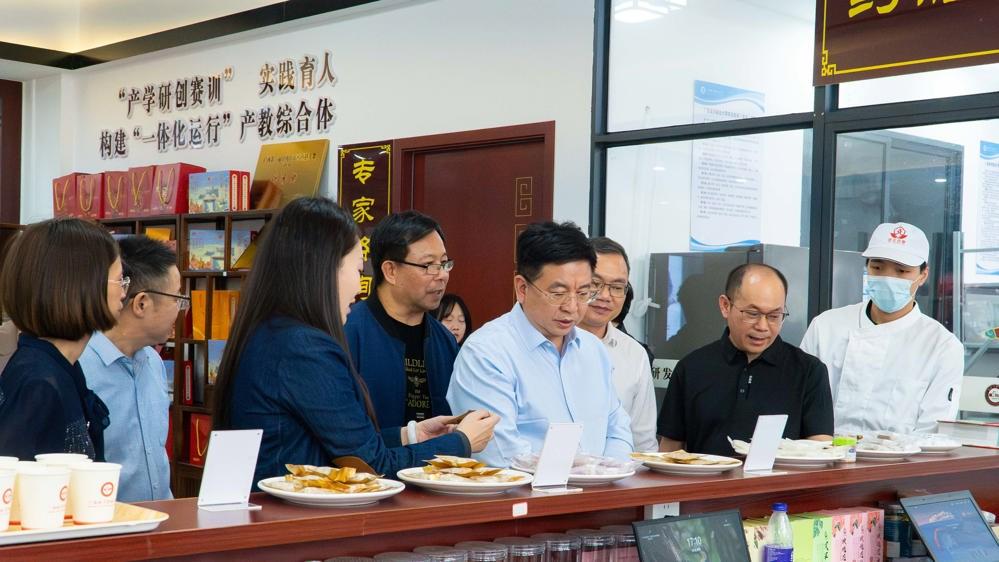 自治区卫健委一行参观健康学院综合实验实训基地