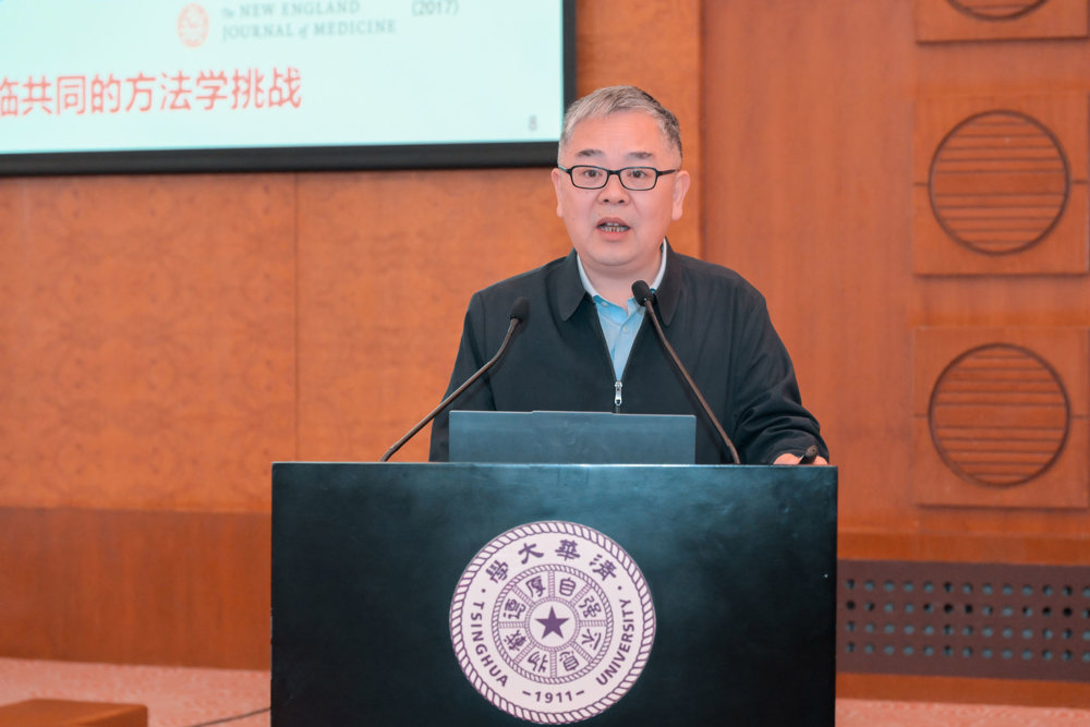 图为欧洲科学与艺术院院士、清华大学北京市中医药交叉研究所所长李梢在中医药现代化研究前沿暨网络药理学高质量发展研讨会上作主题报告