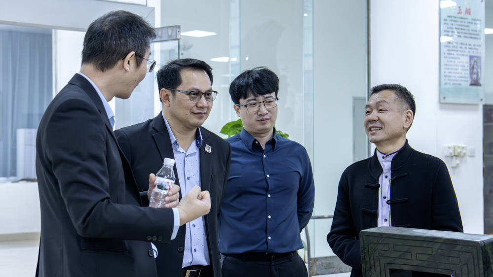 博仁大学与我校交流会--参观实训室（陈颍颖摄）