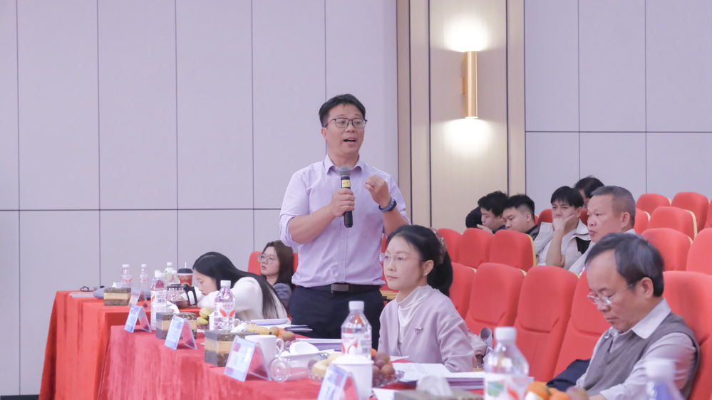 教师教学竞赛决赛评委点评—韦淇丹摄 (3)