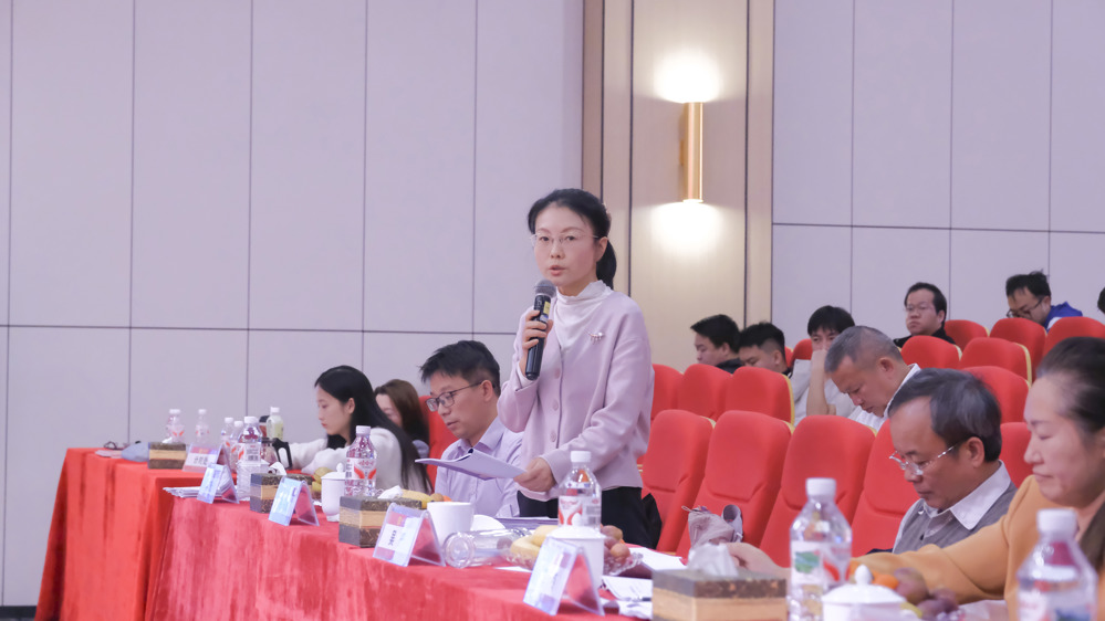 教师教学竞赛评委点评—韦淇丹摄