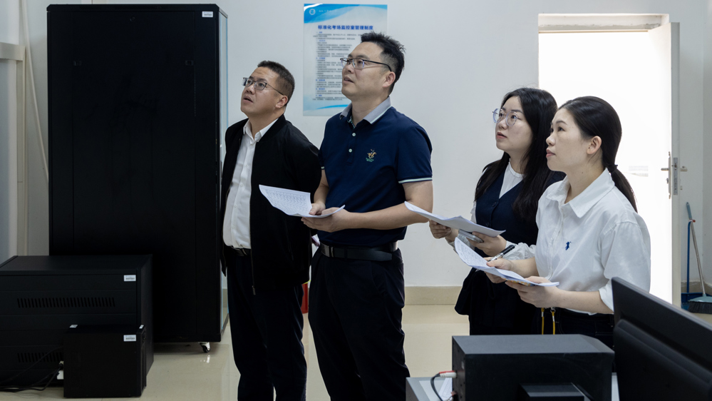 孙振保院长和蒙振海院长正在进行教学检查工作 (4)