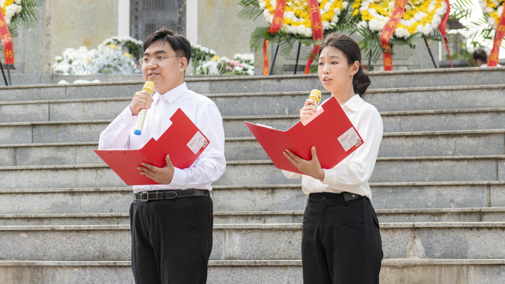 缅怀英烈牢筑红色基因-主持人（覃若彤摄）） (2)