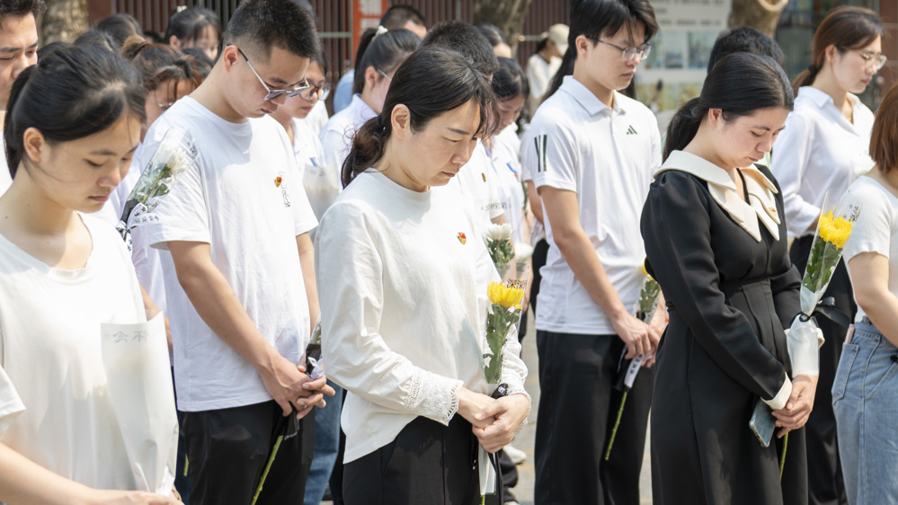 2026年缅怀英烈筑牢红色基因主题活动老师献花