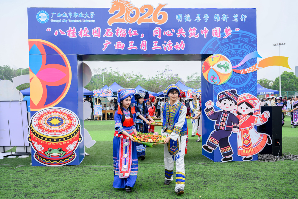 同学们拿作品入场