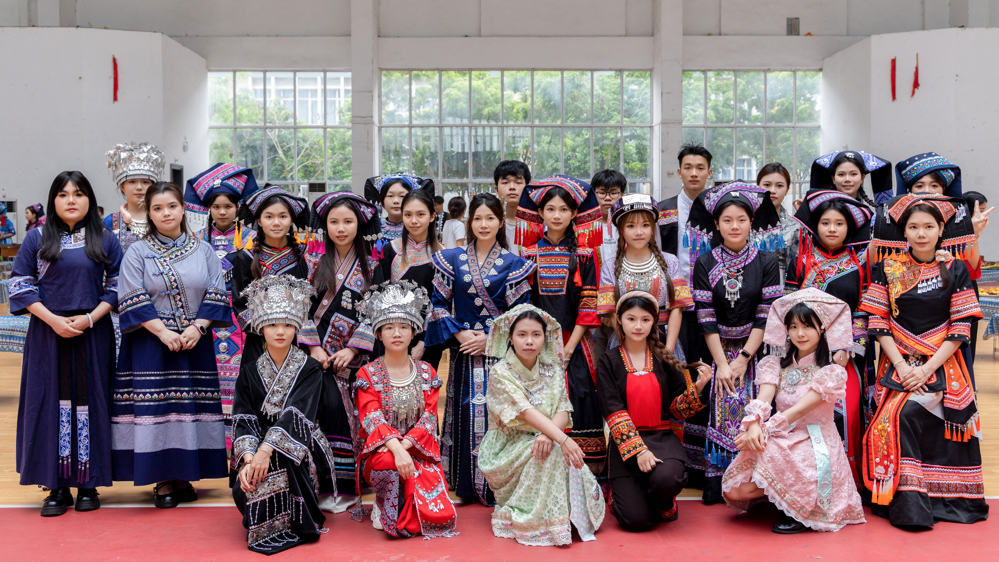 民族服饰合影照片