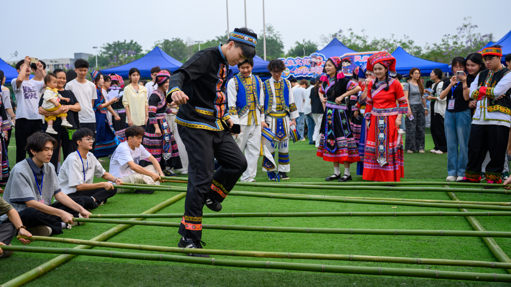 同学们参加竹竿舞活动