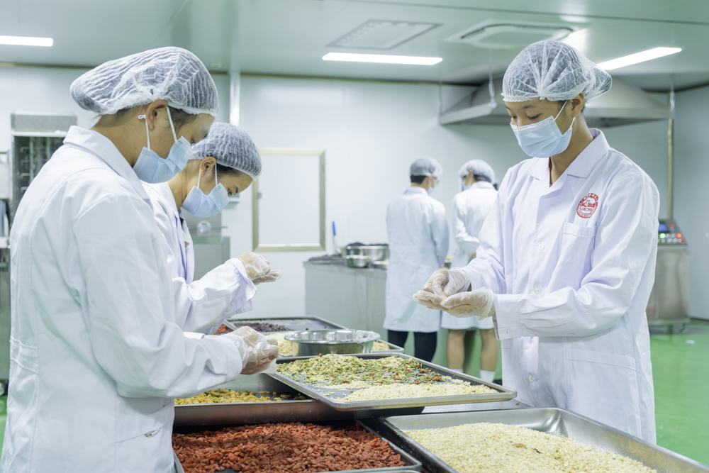 学生在进行原材料分装 (3)