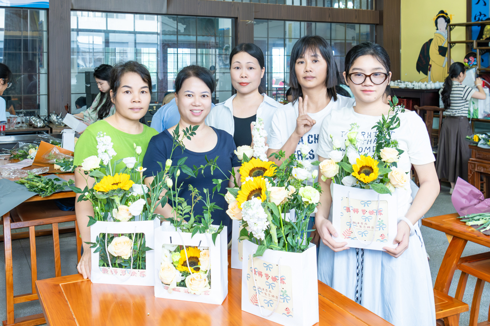 老师与作品合影
