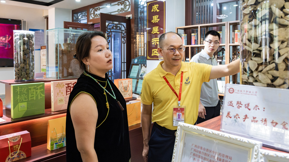 广西农业职业技术大学代表参观我校大健康产品研发中心