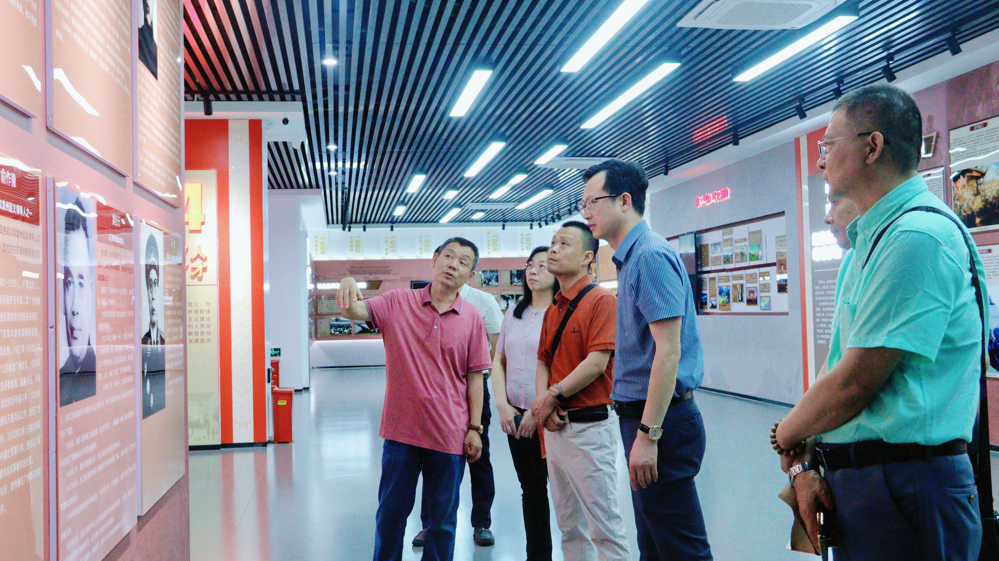 两校领导老师共同参观数字化党史教育馆