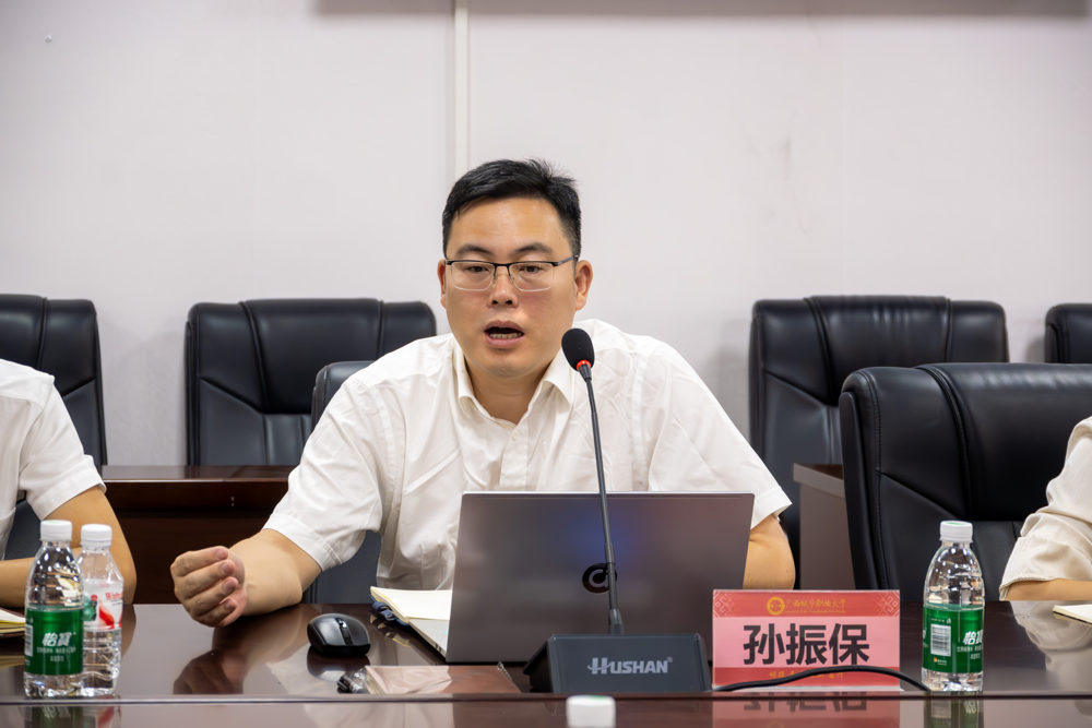 汽车工程学院院长孙振保发言