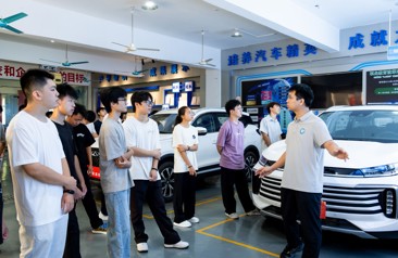 初识美丽校园，启航崭新征程 | 汽车工程学院组织2026级新生开展校园参观活动