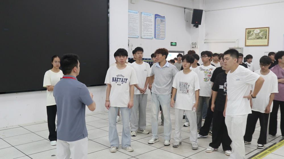 学生参观大数据产教研训中心实训室