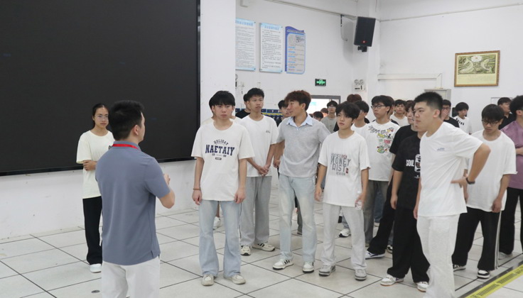 走进实训课堂，筑牢专业根基——人工智能与大数据学院组织2026级新生参观实训室