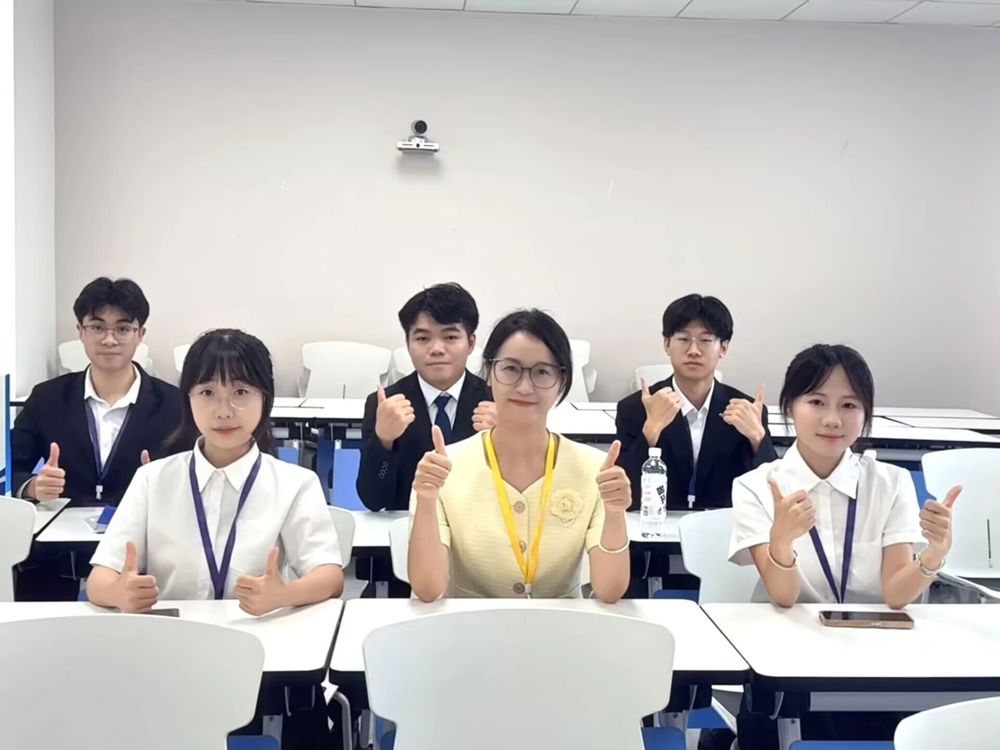 新售智行团队成员赛前讨论