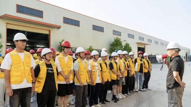 在钢结构工厂锤炼钢结构施工技术实操与造价核算