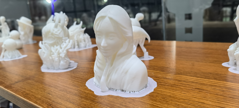 以学生自身形象设计的人物3D形象