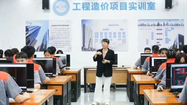 专业教师在实训室指导造价文件的管理